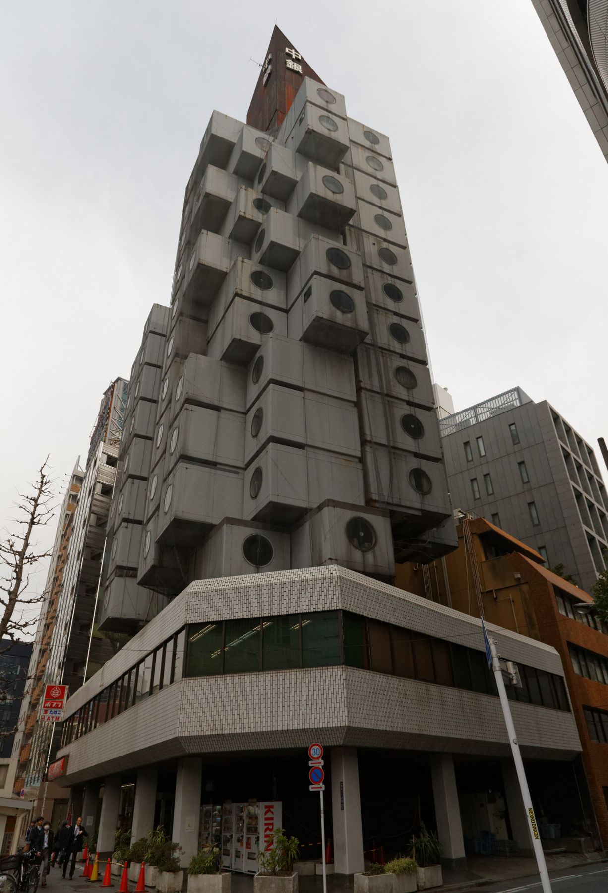 中銀カプセルタワーの外観